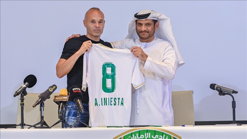 Ở độ tuổi gần 40 thì cầu thủ Iniesta vãn miệt mài chơi bóng ở UAE
