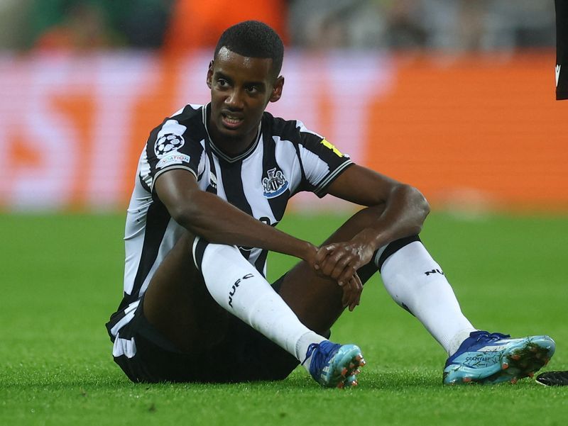 Newcastle nhanh chóng gặp bất lợi khi Isak phải rời sân quá sớm vì chấn thương