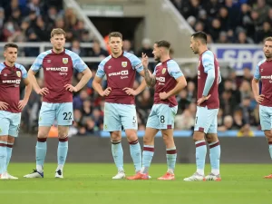 Burnley đang gặp rất nhiều khó khăn ở mùa giải năm nay với lực lượng khá mỏng và yếu