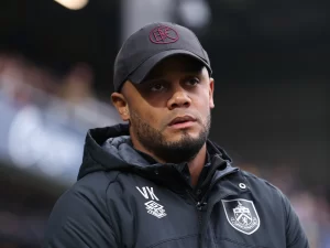 Liệu HLV Vincent Kompany có thể ra tay trổ tài cứu thua được cho Burnley?