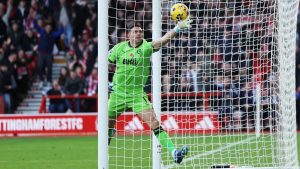 Vừa bước vào hiệp 2 trận Nottm Forest đấu với Aston Villa, thủ thành Emiliano Martinez bất ngờ phạm sai lầm để gia tăng cách biệt cho đối phương