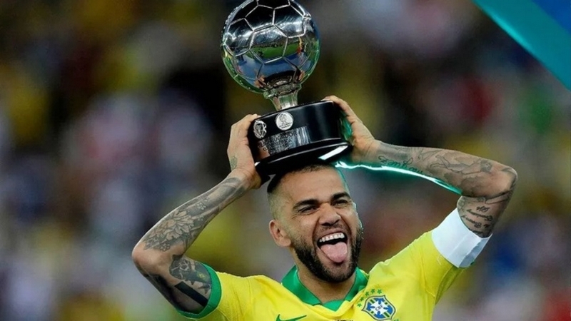 Dani Alves là cầu thủ nhiều danh hiệu nhất thế giới